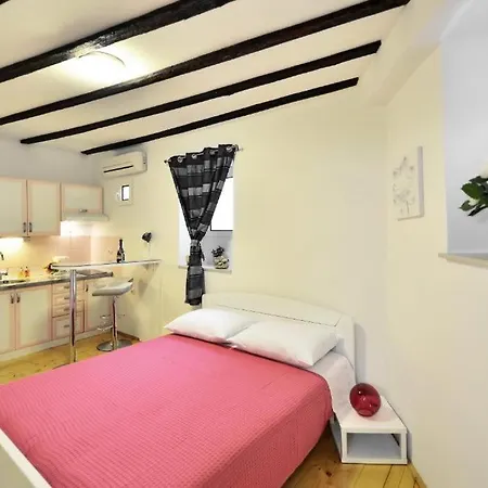 Marigold Stone House 아파트 스플리트