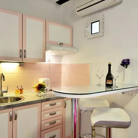 Marigold Stone House شقة